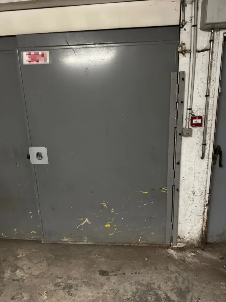 Double porte métallique grise rue Tessier à Vaugirard, Paris 15e, après pose d'une barre de pivot Securystar