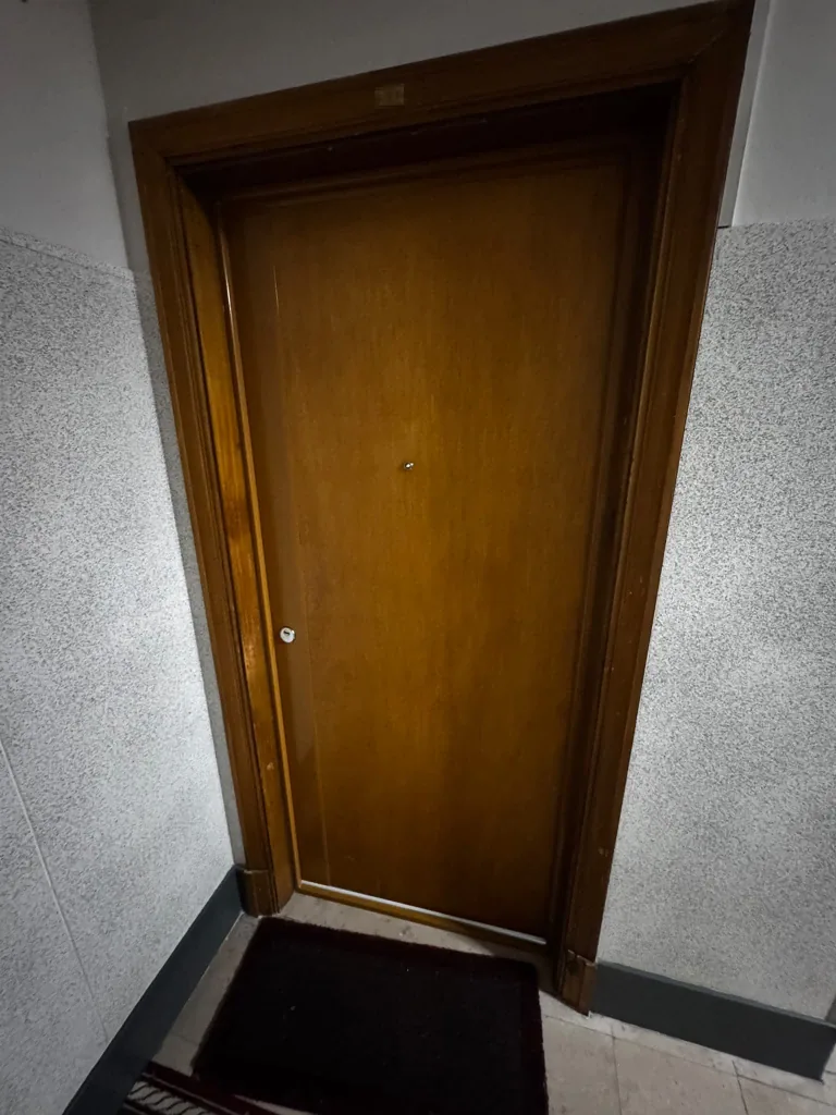 Porte d'accès blindée en finition bois dans un immeuble en copropriété, rue Aristide Maillol, Paris 15e