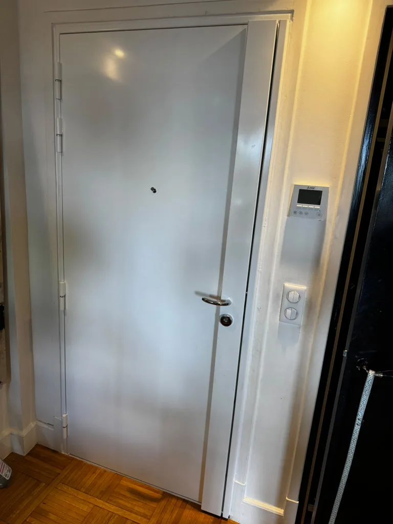 Porte d'appartement blindée en finition claire et discrète, rue Pérignon, Paris