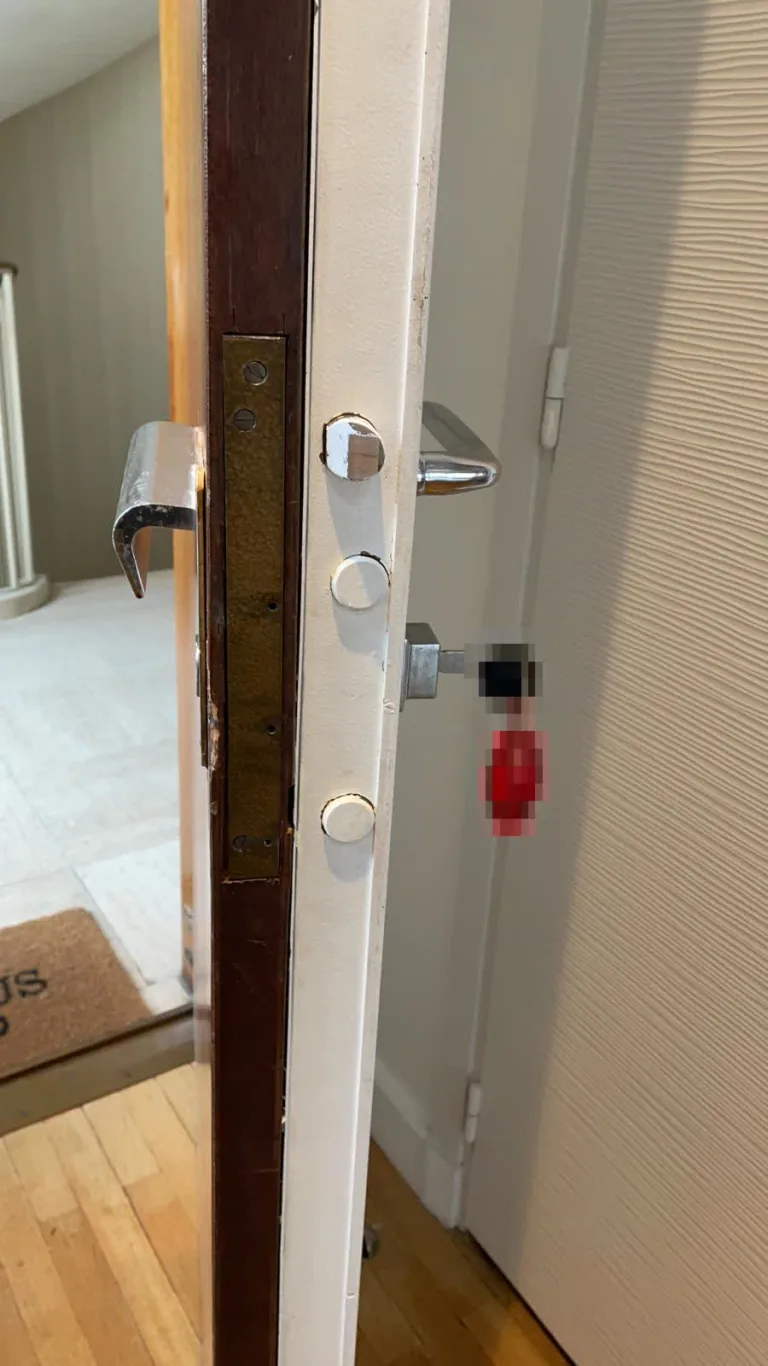 Tranche d'une porte ouverte montrant les points de verrouillage d'une serrure Vak réparée, Villa Marie Vassilieff, Paris 15e