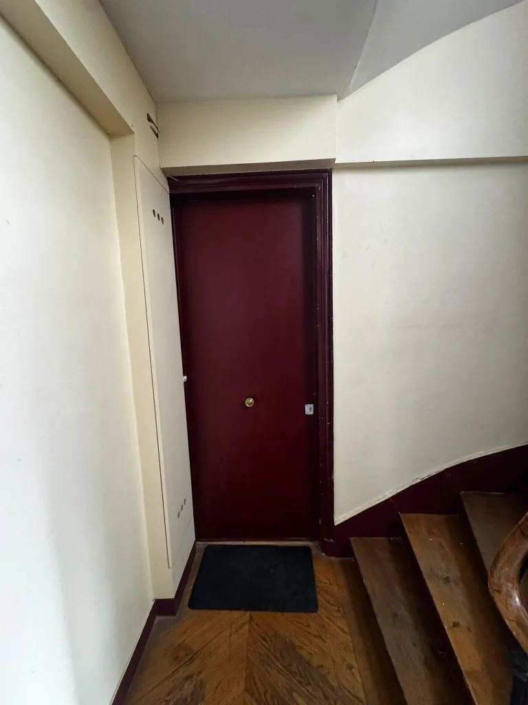 Porte blindée bordeaux posée côté palier, rue du Colonel Colonna d'Ornano, Vaugirard, Paris 15e