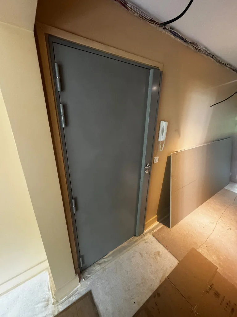 Porte d'entrée grise renforcée avec du matériel Picard, allée du Capitaine Dronne, Paris 15e