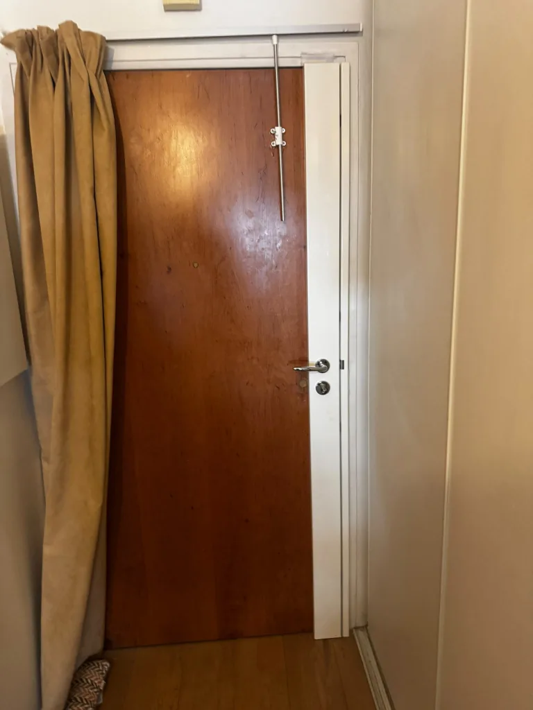 Porte en bois équipée d'une serrure Picard Ermetis, rue Duroc, Paris 7e