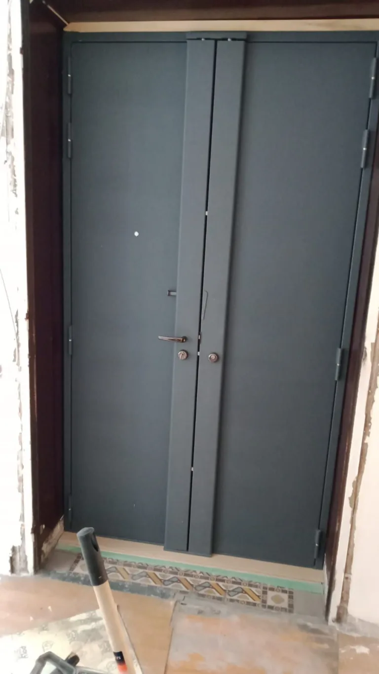 Serrure carénée Reelax dont le capot vertical protège le mécanisme, rue Dutot, Vaugirard, Paris 15e