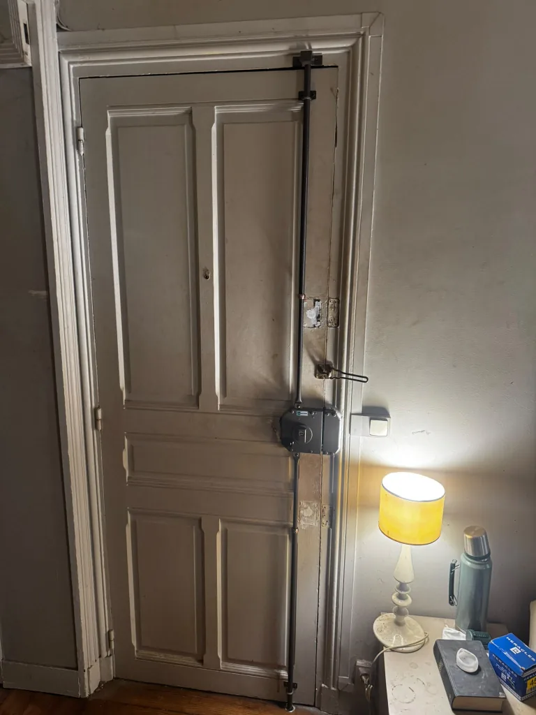 Porte ancienne à panneaux équipée d'une serrure Mottura, Villa Poirier, Vaugirard, Paris 15e