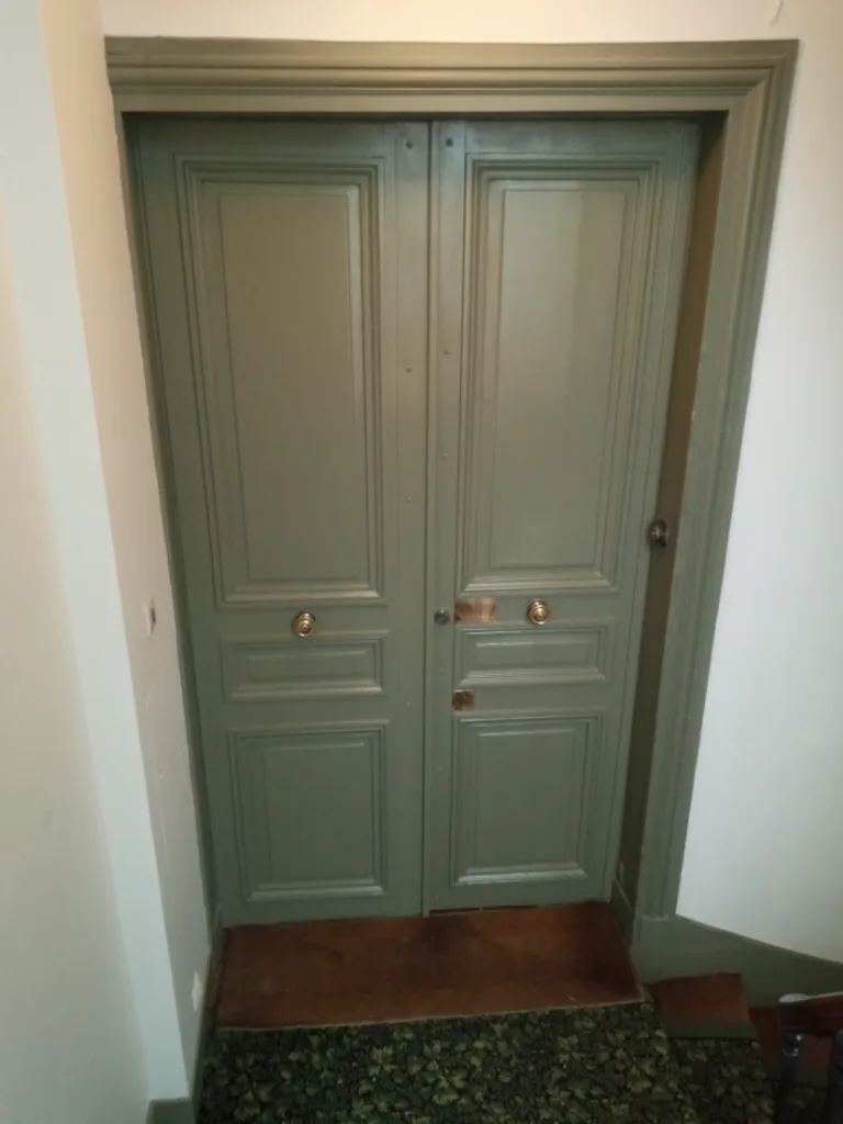 Double porte ancienne en bois peint vert-de-gris, rue Copreaux, Vaugirard, Paris 15e, après remplacement du cylindre